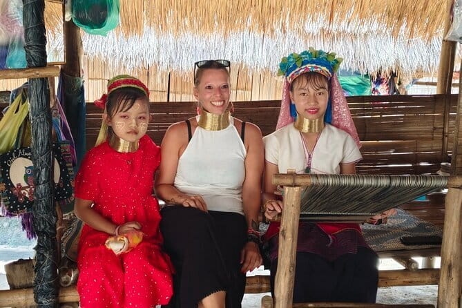 Chiang Rai:Guided Highlights Full-Day Tour-FREE LUNCH BUFFET - Wat Rong Suea Ten, the Blue Temple