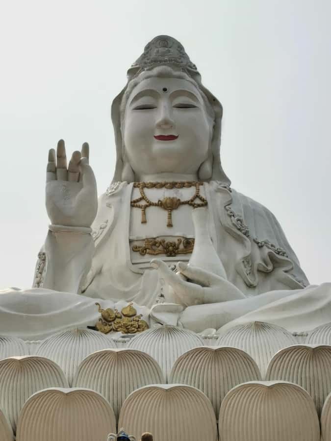 Chiang Rai White, Blue, Red 3 Temples Tour - What the guides add to the day