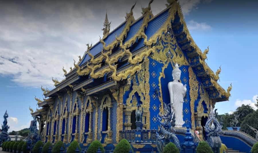 Chiang Rai: White, Blue, Red Temples, Long Neck Tour - The guides are a major part of the experience