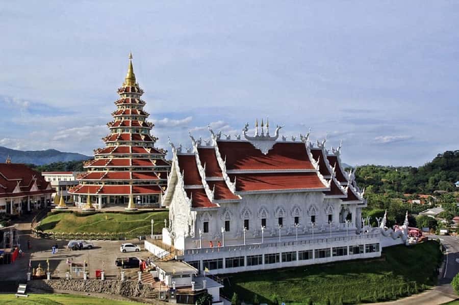 Chiang Rai White Temple and Blue Temple Day Tour - The guides are a major part of the value