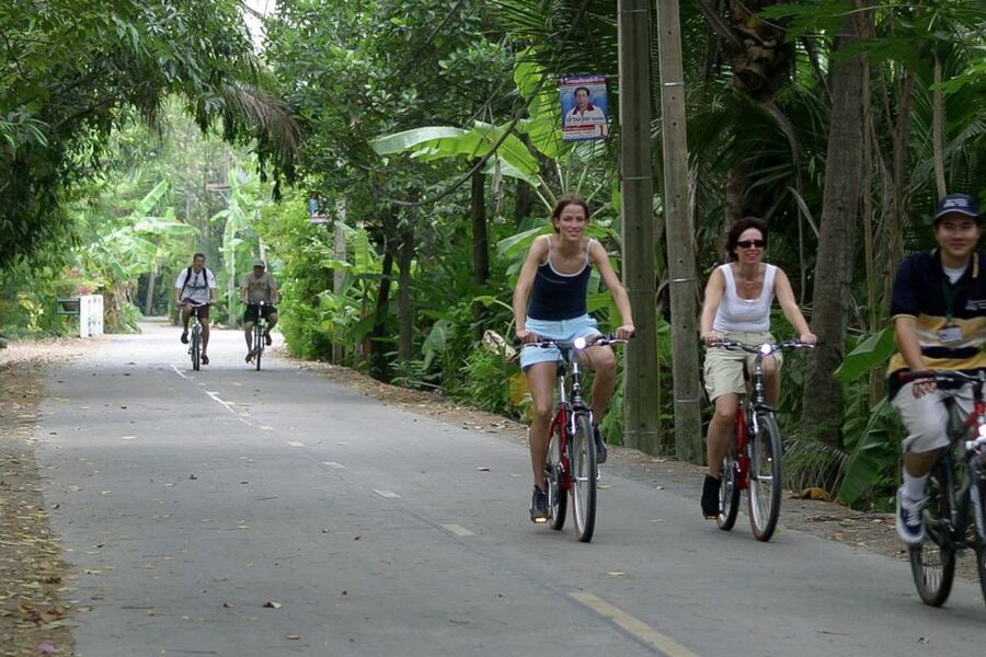 Colors Of Bangkok: 4-Hour Small Group Bike Tour - Riding the Green Lung’s narrow paths