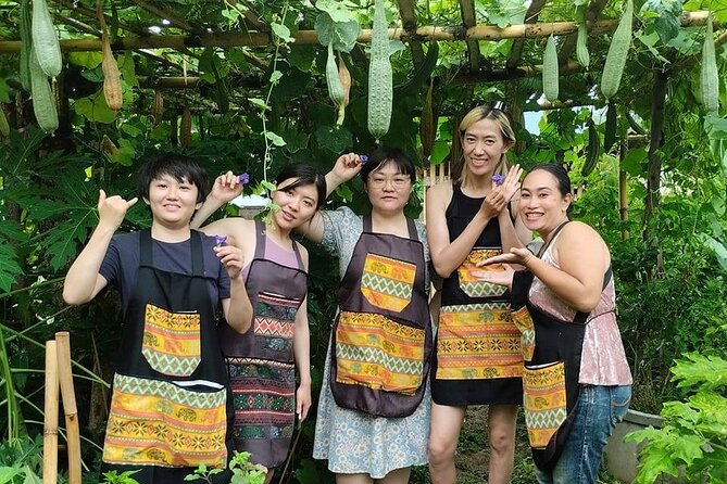Cooking class in organic garden and local market tour ThaiCottage - From Chiang Mai hotel to neighborhood market