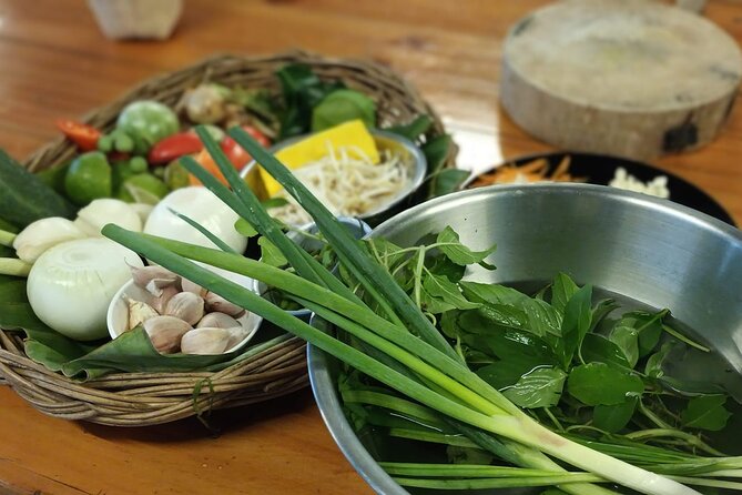 Cooking class in organic garden and local market tour ThaiCottage - Curry paste from scratch