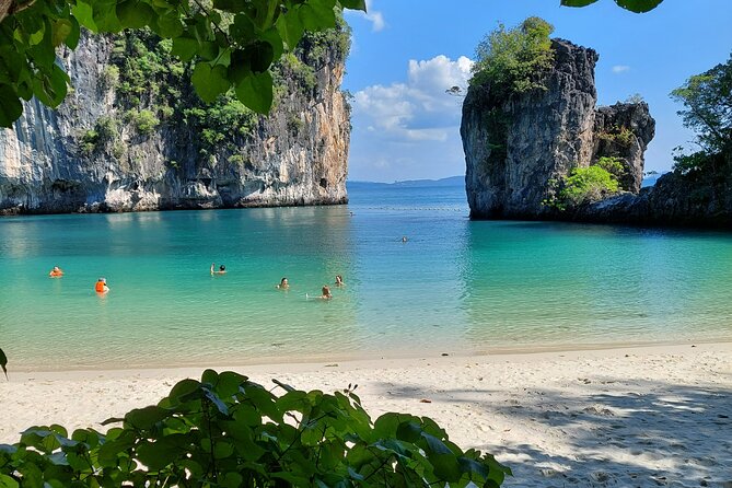 Cruising on a comfortabel boat in Phang Nga Bay - The "Must-Do" Tour Khao Lak - Why this cruise works for a full day in Phang Nga Bay