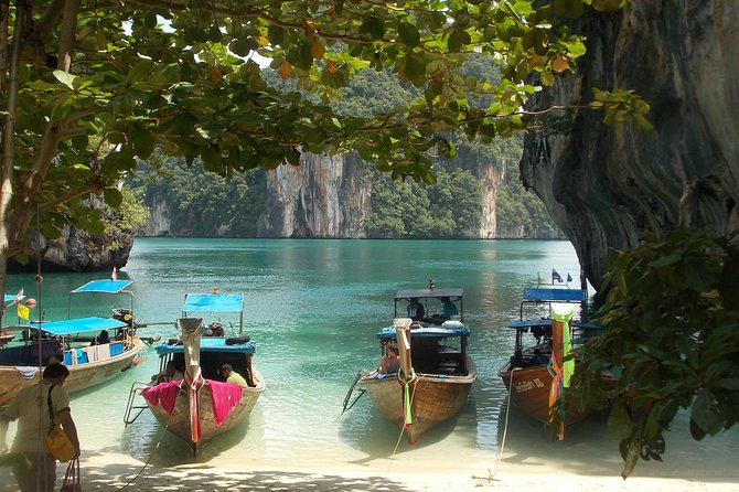 Cruising on a comfortabel boat in Phang Nga Bay - The "Must-Do" Tour Khao Lak - Breakfast, Thai lunch, and snacks throughout the day