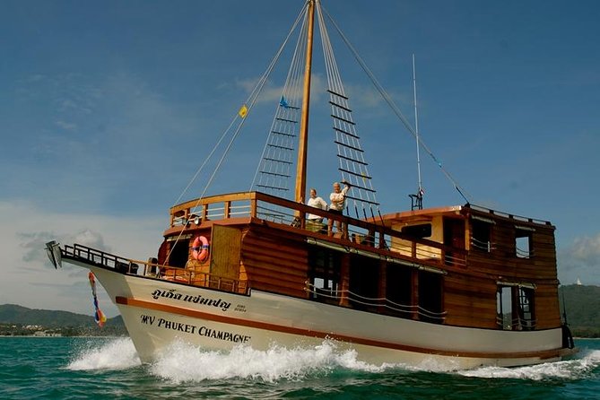 Cruising on a comfortabel boat in Phang Nga Bay - The "Must-Do" Tour Khao Lak - Caves, bird nests, and the human side of the bay