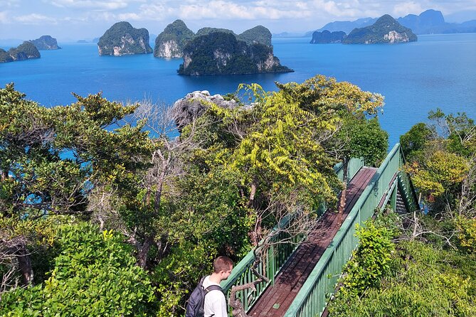 Cruising on a comfortabel boat in Phang Nga Bay - The "Must-Do" Tour Khao Lak - How the experience handles crowds and guides