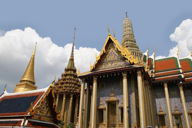 Damnern Saduak Floating Market, Grand Palace and Wat Phra Keo Tour from Bangkok - Lunch in an atmospheric setting