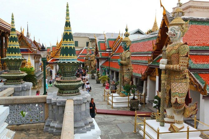 Damnern Saduak Floating Market, Grand Palace and Wat Phra Keo Tour from Bangkok - Returning to Bangkok and entering the Grand Palace