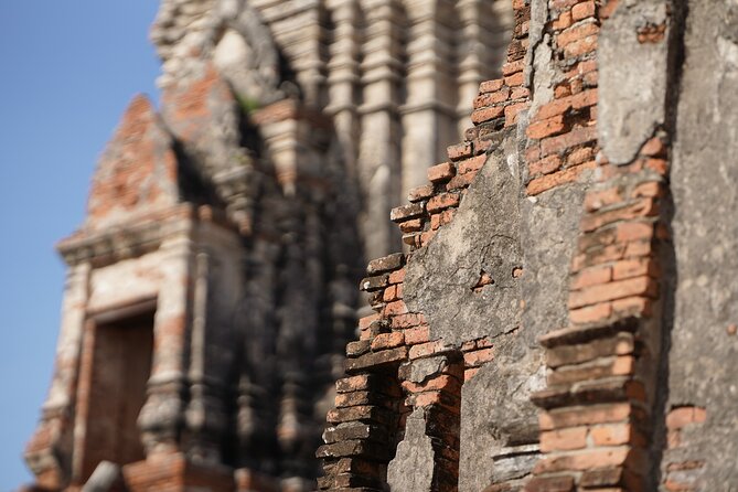 Day Tour From Bangkok to Ayutthaya By Bus - Lunch in Ayutthaya after the morning temples