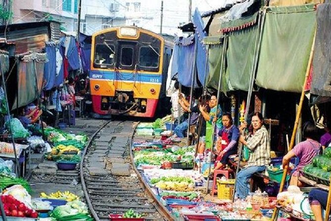 Floating Market Damnoen Saduak and Meklong Railway Market: Half Day Tour - Damnoen Saduak by rowing boat