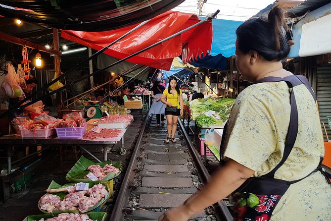 Floating Market Damnoen Saduak and Meklong Railway Market: Half Day Tour - What the guides add to the day