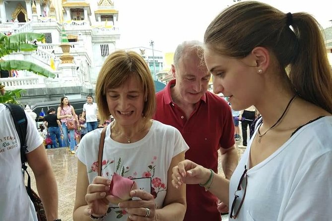Flower Market & Floral Art: Multilingual Private Tour [EN/others] - Folding lotus flowers beside local sellers