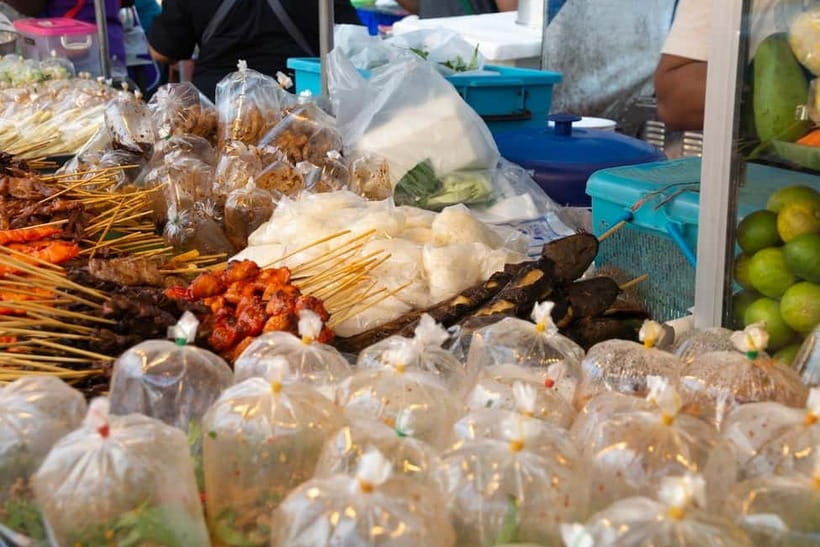 From Bangkok: Don Wai Market, Wat Samphran & Lotus Café Tour - Du Bua Café: lotus ponds and a cool finish