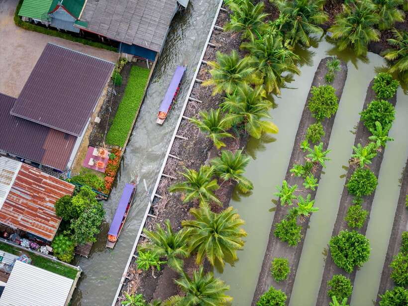 From Bangkok: Railway & Damnoen Saduak Floating Market Tour - Entering Damnoen Saduak by long-tail boat