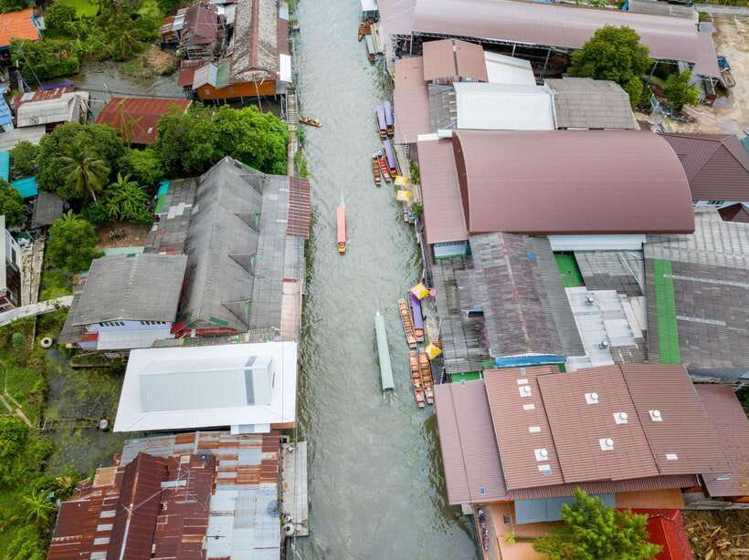 From Bangkok: Railway & Damnoen Saduak Floating Market Tour - Finding the older canal mood at Lao Tuk Luck