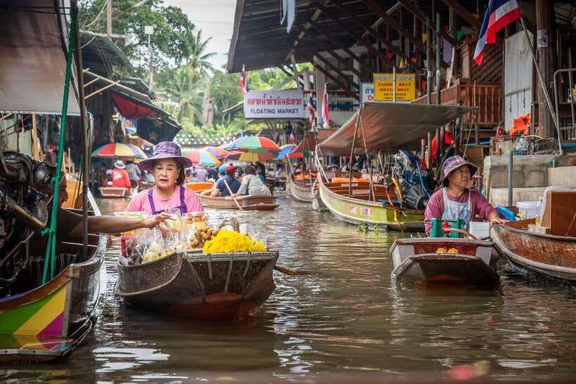 From Bangkok: Railway & Damnoen Saduak Floating Market Tour - How the guides shape the day