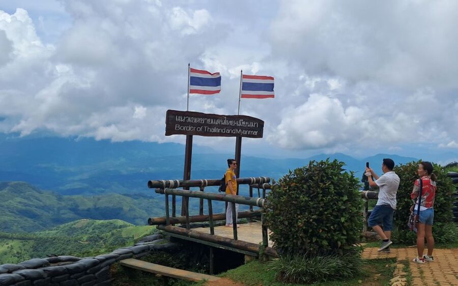 From Chiang Rai: Famous Temples and Golden Triangle Day Tour - Local lunch and the long road north
