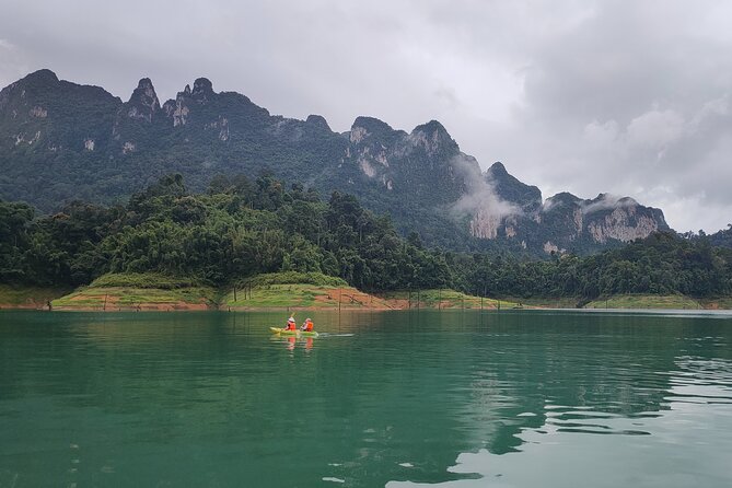 From Khao Lak : Cheow Lan Lake & Nam Rad Emerald Pool - Boarding the long-tail boat at Cheow Lan Pier