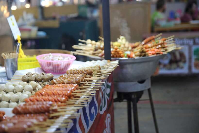 From Khao Lak: Phuket Naka Weekend Market - Big Buddha views, or the Wat Chalong alternative