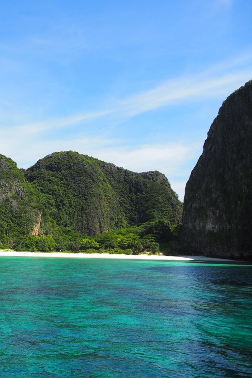 From Krabi: Phi Phi Islands Speedboat Day Tour - The guides and group experience