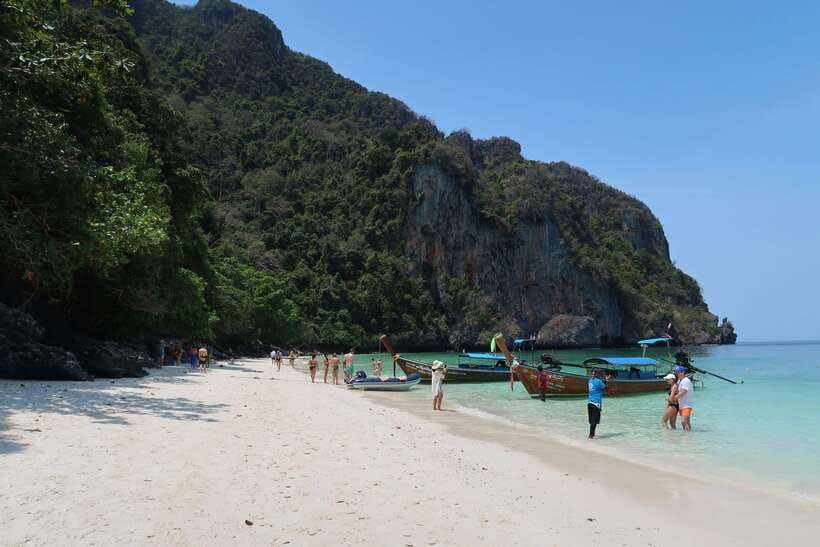 From Phi Phi: Full Day 7 Island Tour by Longtail with Sunset - Why the Koh Phi Phi meeting point matters