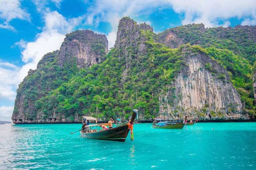 From Phi Phi islands: Phi Phi, Maya Area by longtail Boat - What the longtail boat ride feels like