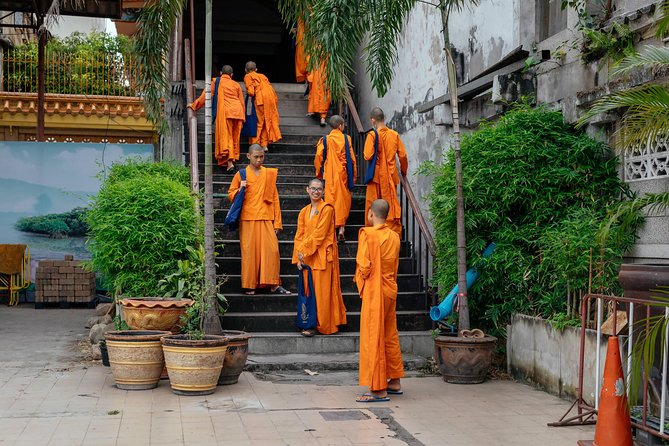 Full Day Bangkok PRIVATE City Tour With Locals - Wat Trimit & Wat Pho tickets - Crossing the Chao Phraya and taking a lunch break
