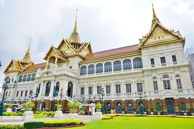 Grand Palace Glory and Emerald Buddha : Half-Day Tour in Bangkok - Seeing the palace courtyards and royal architecture