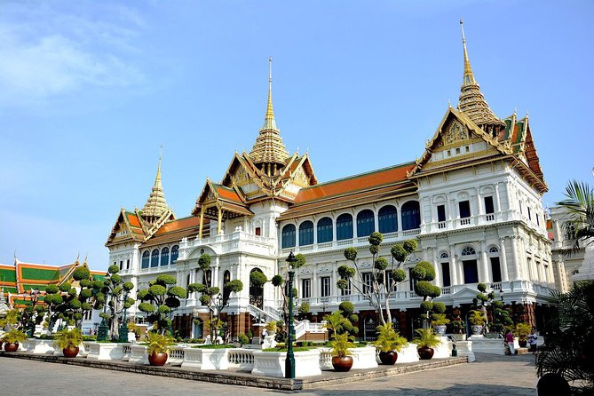 Grand Palace , Thai dance & Fun street walk in Bangkok - A weekday Thai dance stop at Sala Chalermkrung