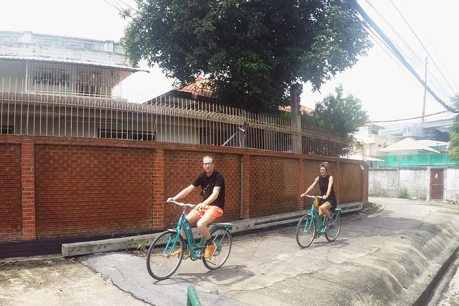 Half-Day Bangkok Bike Tour Including Lunch - A pause at Bangkok Yai park