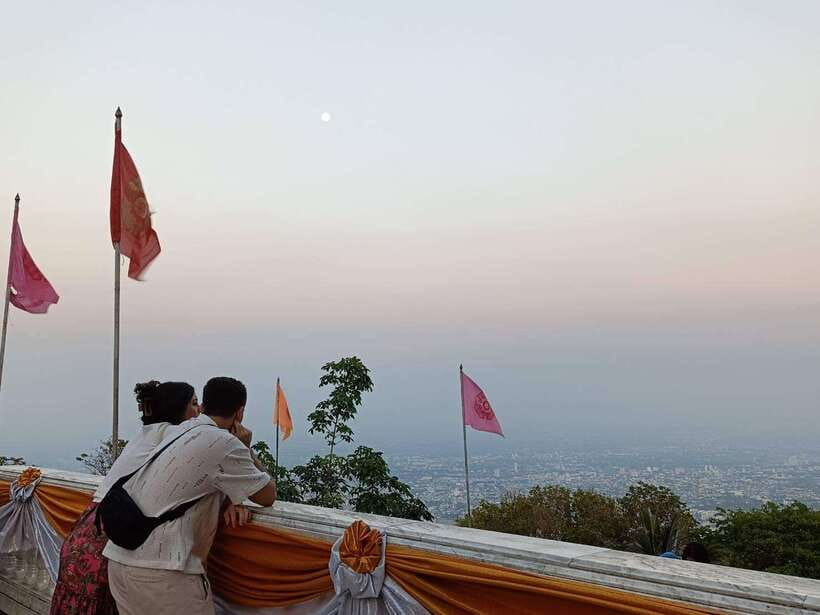 Half Day Morning Wat Pha Lat & Wat Phra That Doi Suthep Tour - What the guides add to the temple visits