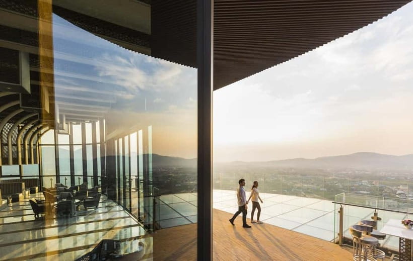 Hua Hin: Vana Nava Sky Bar Rooftop at Holiday Inn - Who will get the most from Vana Nava Sky Bar
