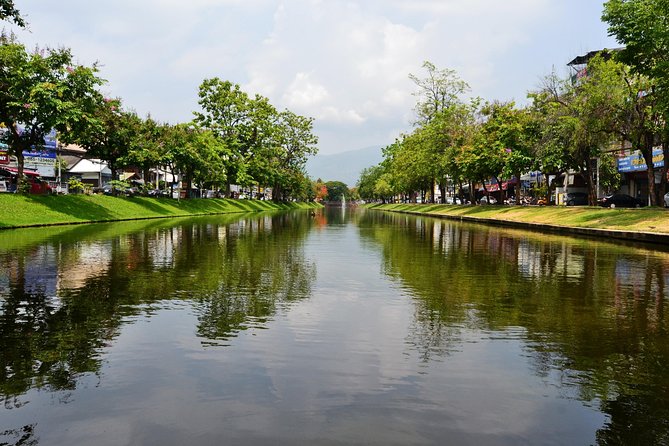 Iconic Half-Day Landmarks & Temples of Chiang Mai - Warorot Market and Chiang Mai’s everyday rhythm