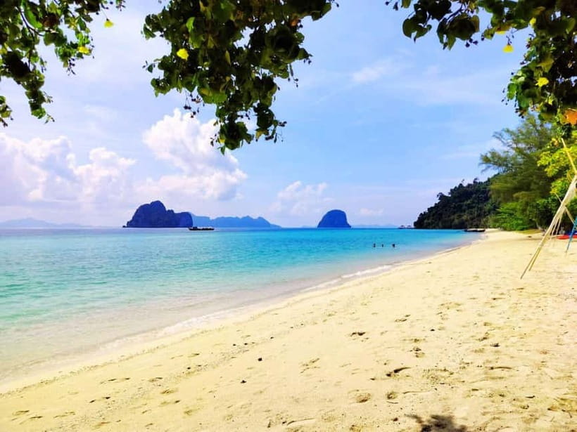 Ko Lanta: 4 Islands Snorkeling Tour by Longtail Boat - Koh Ngai supplies the beach lunch