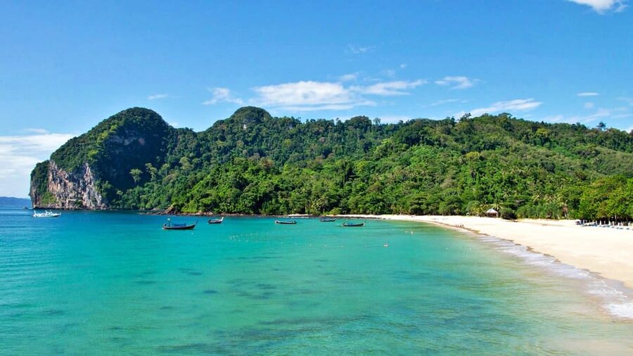 Ko Lanta: Emerald Cave and 4 Islands Tour by Longtail Boat - Koh Ngai: two hours for lunch and a proper pause