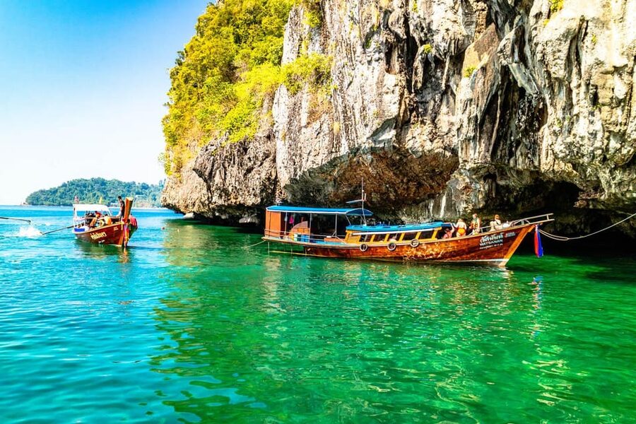 Ko Lanta: Emerald Cave and 4 Islands Tour by Longtail Boat - Koh Maa: fish, cliffs, and the final island stop