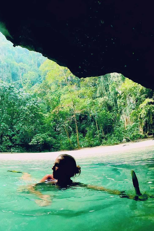 Ko Lanta: Emerald Cave and 4 Islands Tour by Longtail Boat - Ko Chueak: your first hour in the water