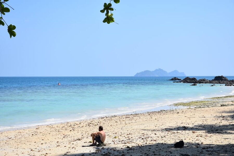 Koh Lanta: 4 Islands and Emerald Cave Tour by Longtail Boat - What the boat ride is really like