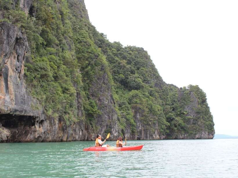 Koh Lanta: Sea Cave Kayaking and Talabeng Island Tour - A traditional longtail boat toward Talabeng