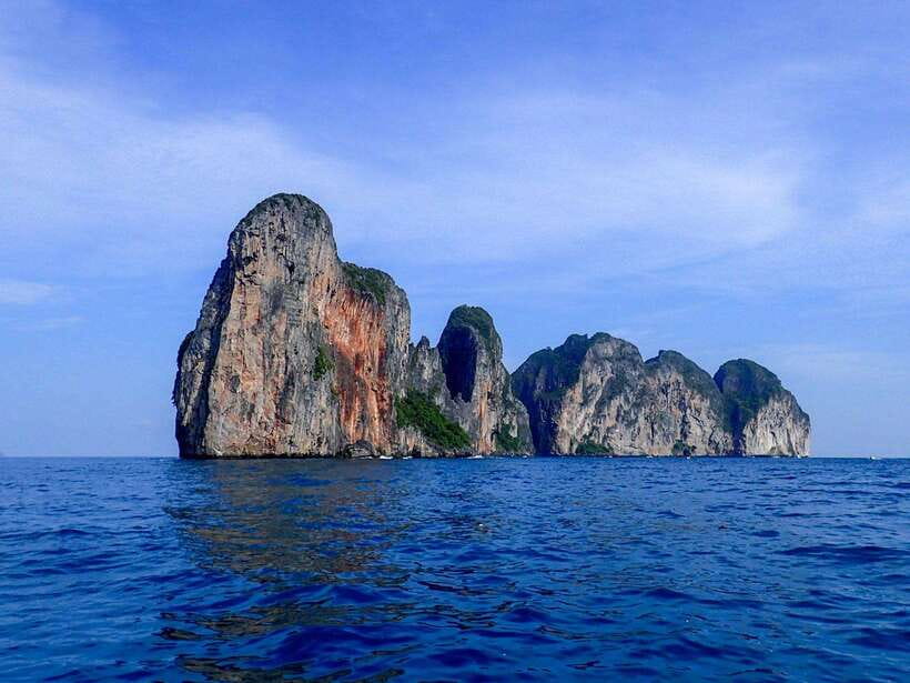 Koh Phi Phi: Maya Bay Private Longtail Boat Tour - Swimming in Pileh Lagoon