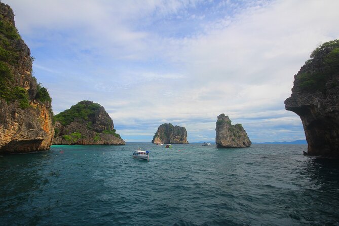 "Koh Rok&Koh Haa-The Queen of Andaman" Day tour by Opal Travel - The guide and crew experience