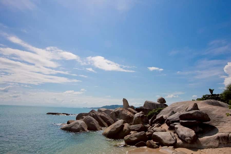 Koh Samui: Half Day Around Island Tour with Transfers - The van, guide, and group experience