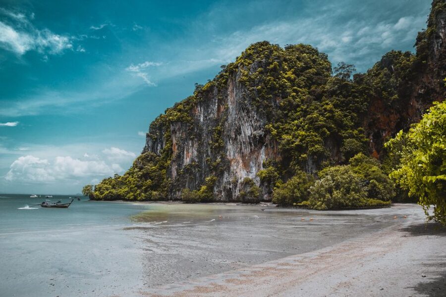 Krabi: Hong Island & Ko Pak Bia Tour with Sunset Dinner - Ko Lao Lading: a smaller, quieter beach stop