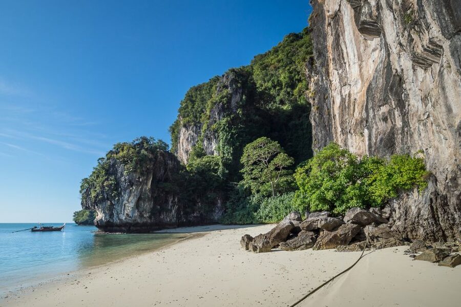 Krabi: Hong Islands Snorkeling with Lunch by Longtail Boat - The beach lunch and the pace of the afternoon