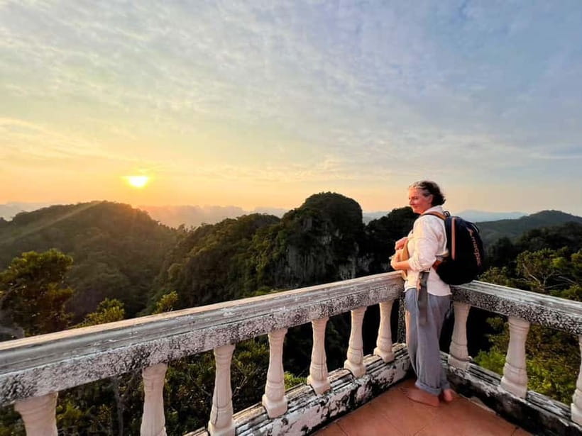 Krabi: Tiger Cave Temple Sunset Tour - The first steps, the heat, and the monkeys