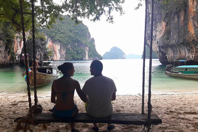 Krabi to James Bond and Hong Islands Offbeat Speedboat Tour - A beach lunch with local food and shade
