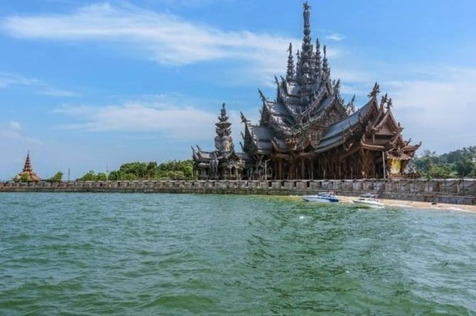 Laem Chabang to Bangkok Landmarks with Entrance Tickets & Lunch - Wat Arun across the river