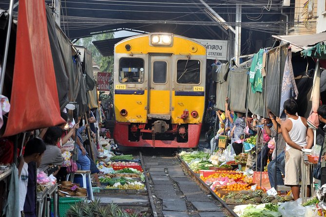 Maeklong & Damnoen Saduak Markets: Railway & Floating Market Tour - Small details that improve the day