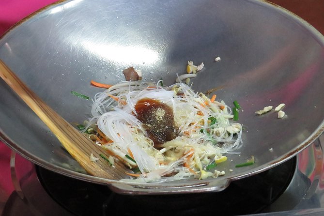 Morning Thai cooking class - Starting at Kad Kom Market at 9 a.m.